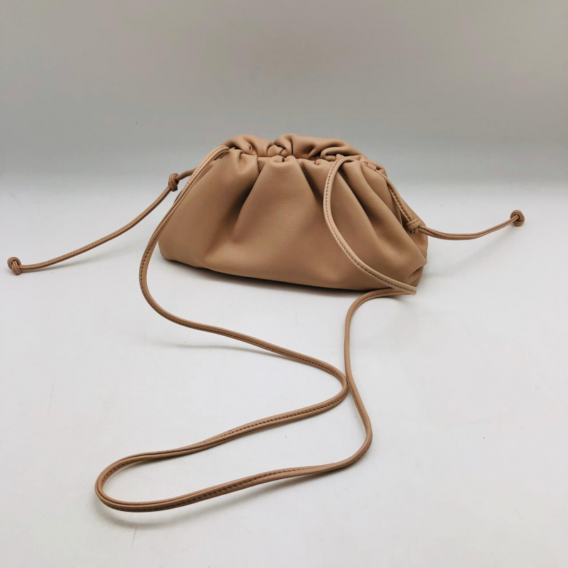 Женская сумка Bottega Veneta Pouch Mini бежевая
