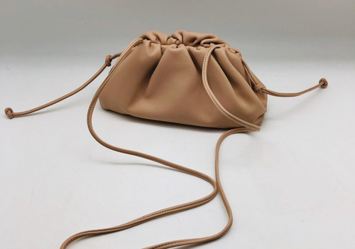 Женская сумка Bottega Veneta Pouch Mini бежевая