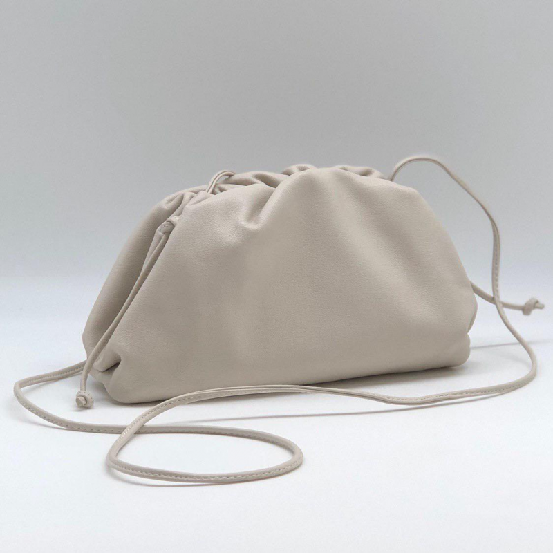 Женская сумка Bottega Veneta Pouch Mini белая