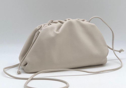 Женская сумка Bottega Veneta Pouch Mini белая.