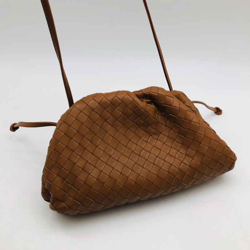Женская сумка Bottega Veneta Pouch Mini коричневая