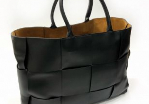 Женская кожаная сумка Bottega Veneta Cabat черная