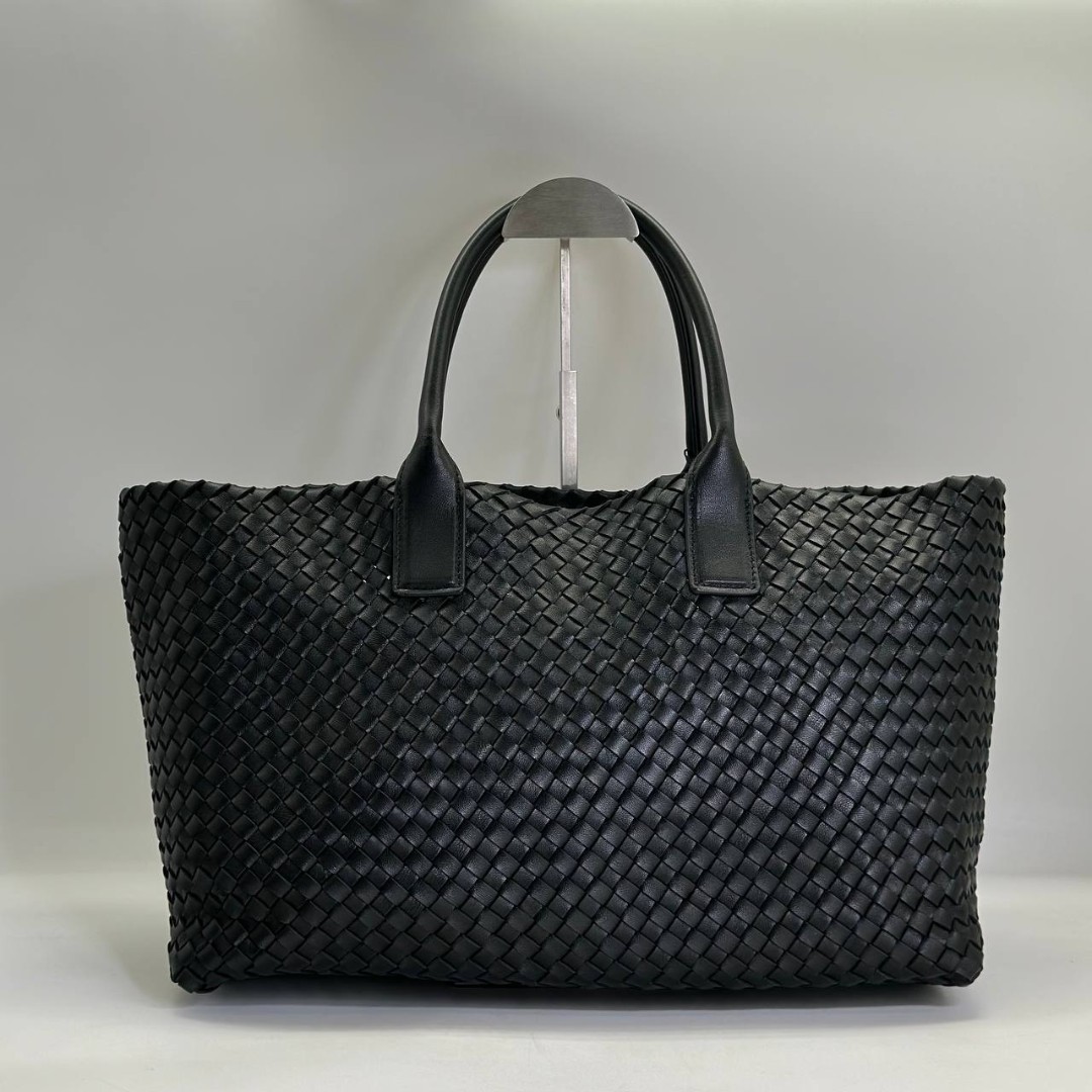 Женская кожаная сумка Bottega Veneta Cabat черная