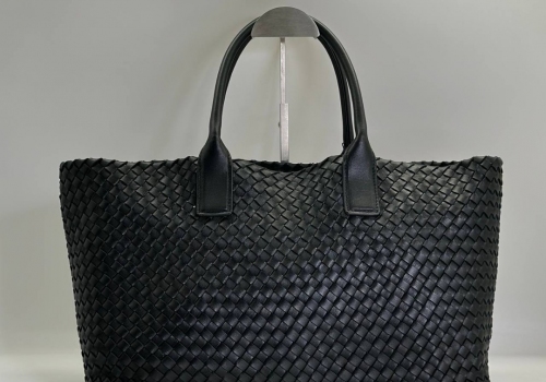 Женская кожаная сумка Bottega Veneta Cabat черная