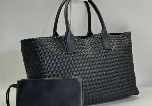 Женская кожаная сумка Bottega Veneta Cabat черная