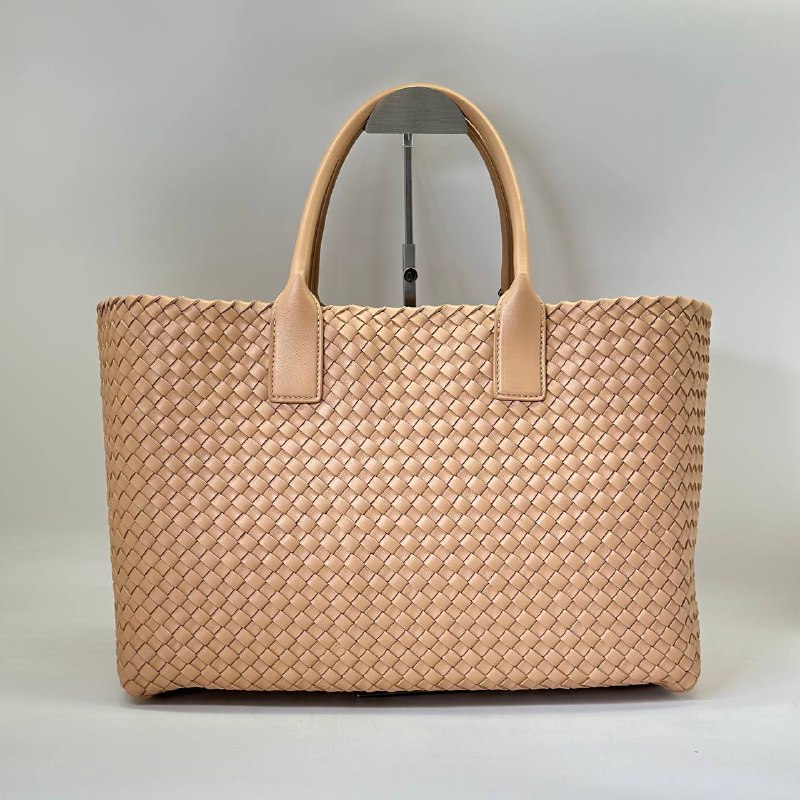 Женская кожаная сумка Bottega Veneta Medium Cabat