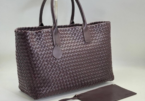 Женская кожаная сумка Bottega Veneta Cabat бордовая