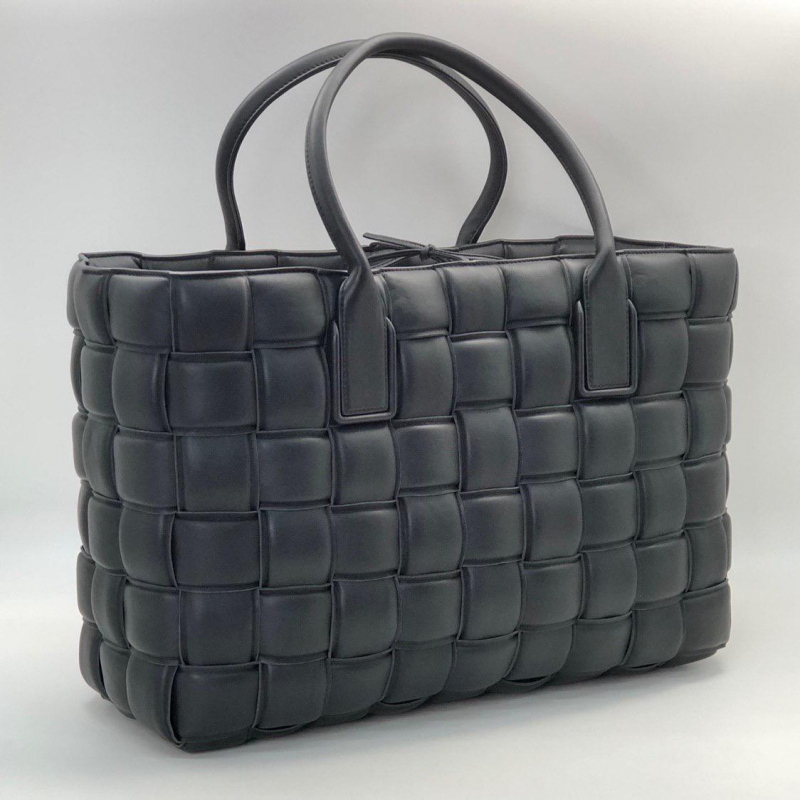 Женская кожаная сумка Bottega Veneta Cabat черная