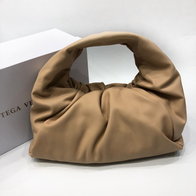 Женская сумка Bottega Veneta Shoulder Pouch бежевая
