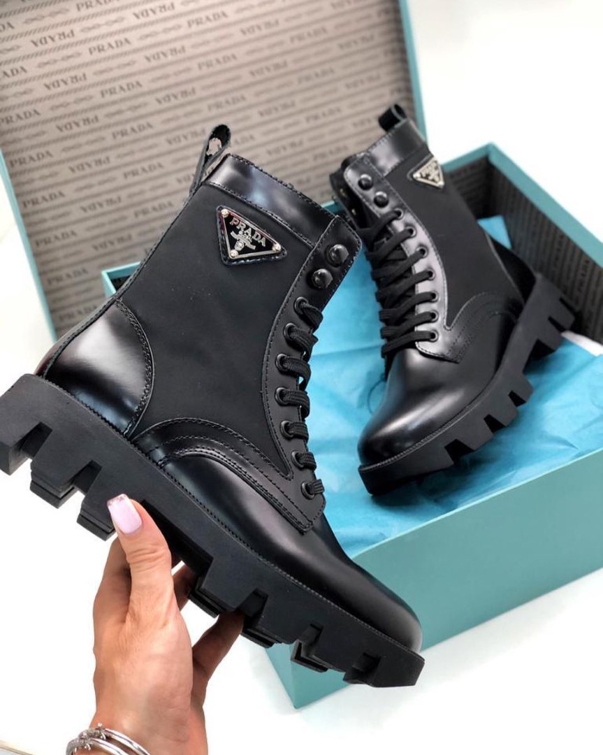 Женские кожаные ботинки Prada черные