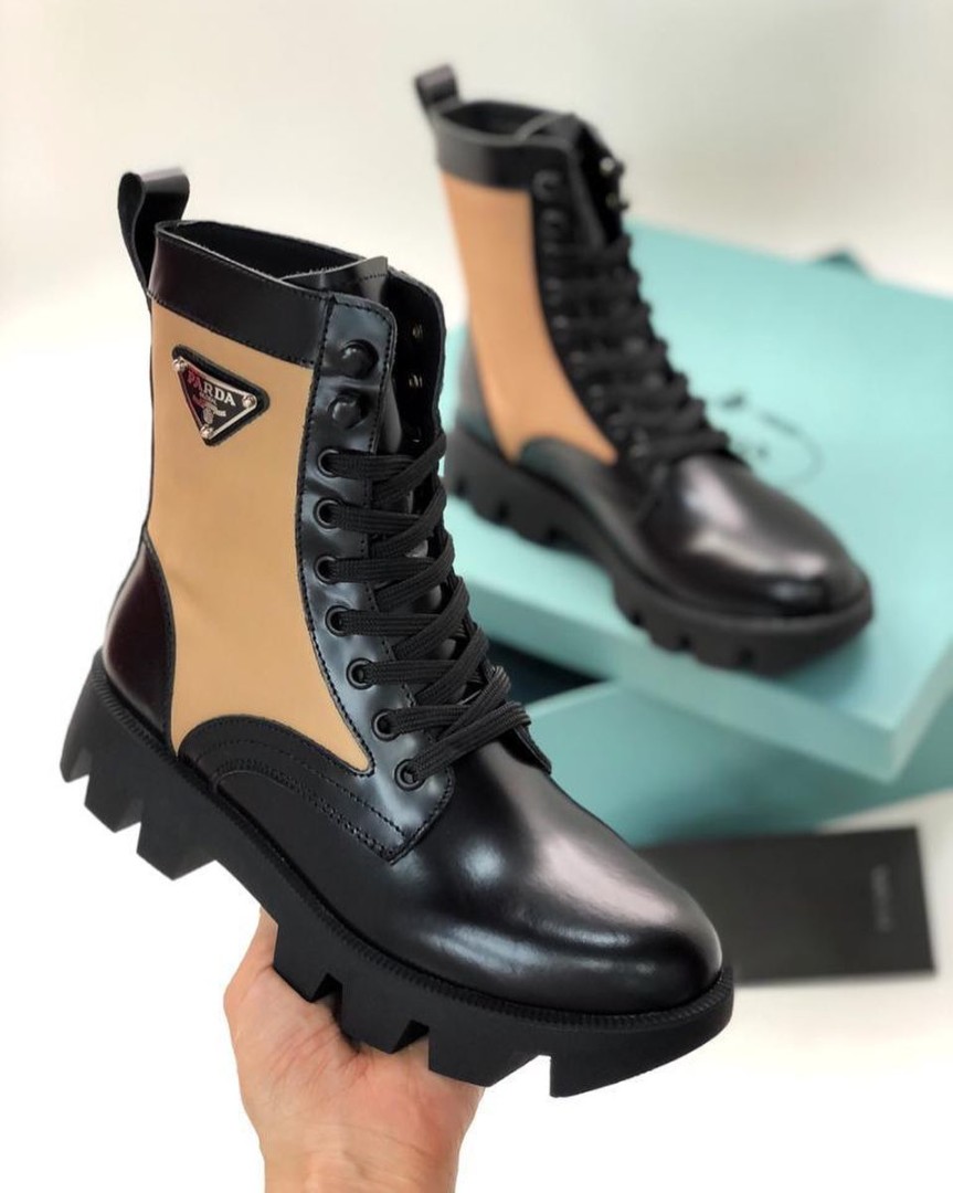 Женские кожаные ботинки Prada черные с бежевым