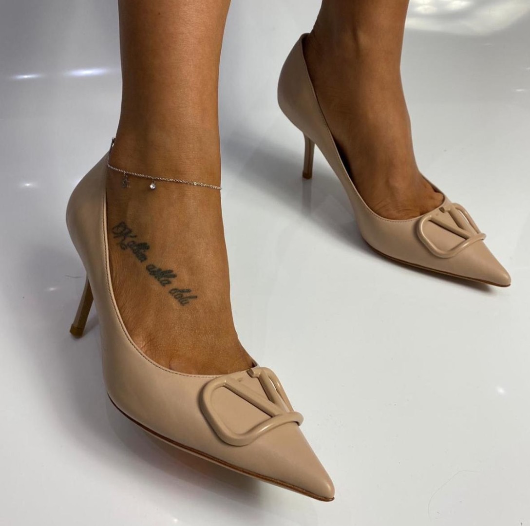 Кожаные женские туфли Valentino Garavani бежевые