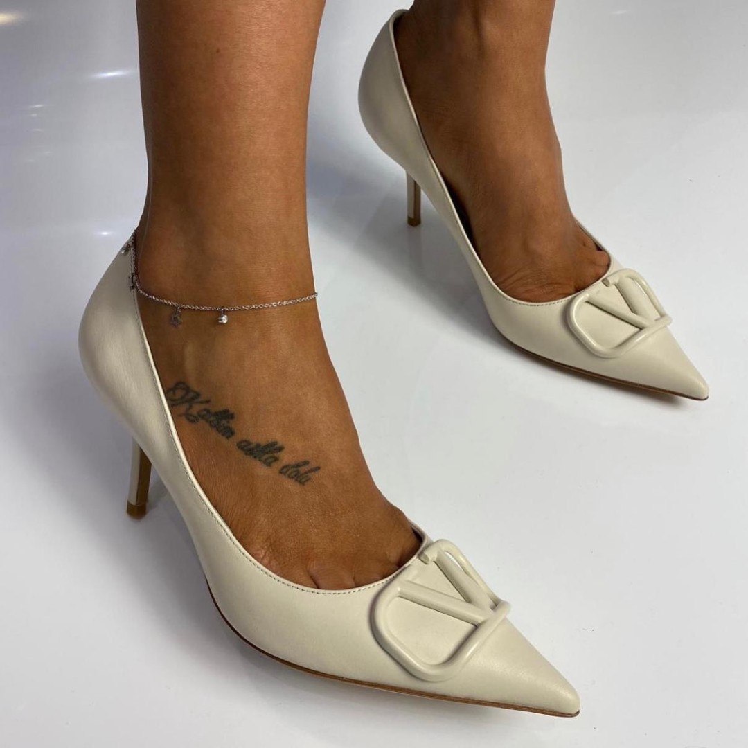 Кожаные женские туфли Valentino Garavani молочные