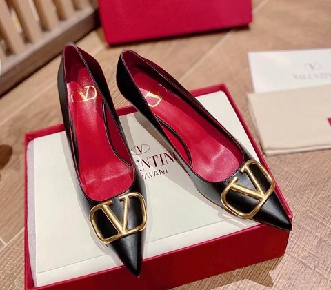 Кожаные черные туфли Valentino Garavani