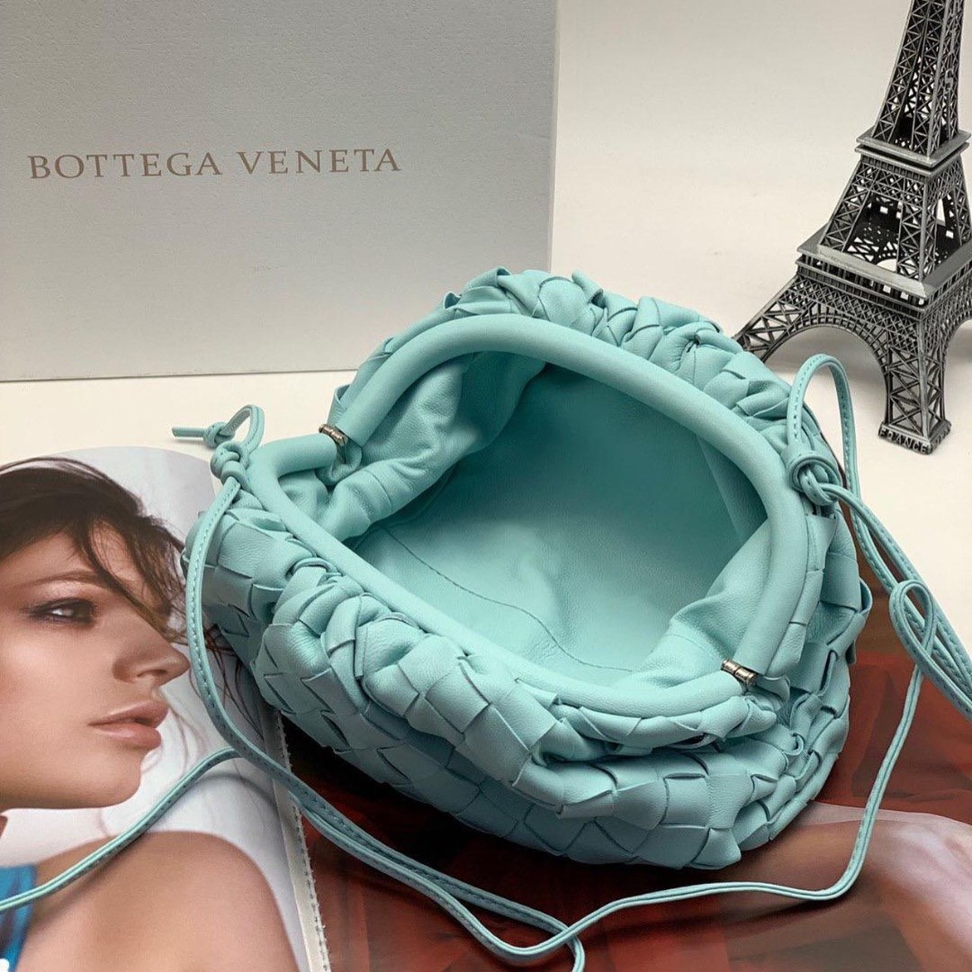 Женская кожаная сумка Bottega Veneta Pouch голубая