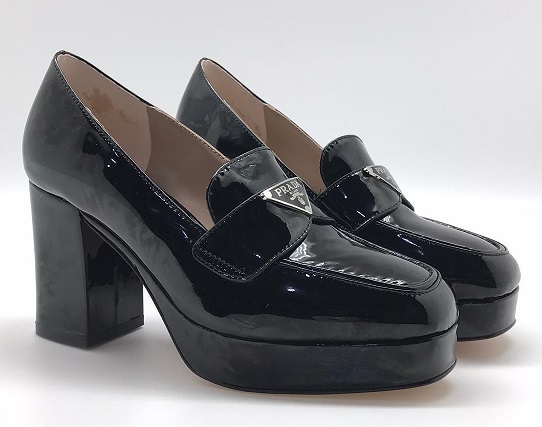 Женские туфли Prada черные в лаке