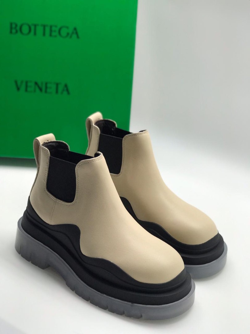 Женские ботинки Bottega Veneta Tire Boots бежевые