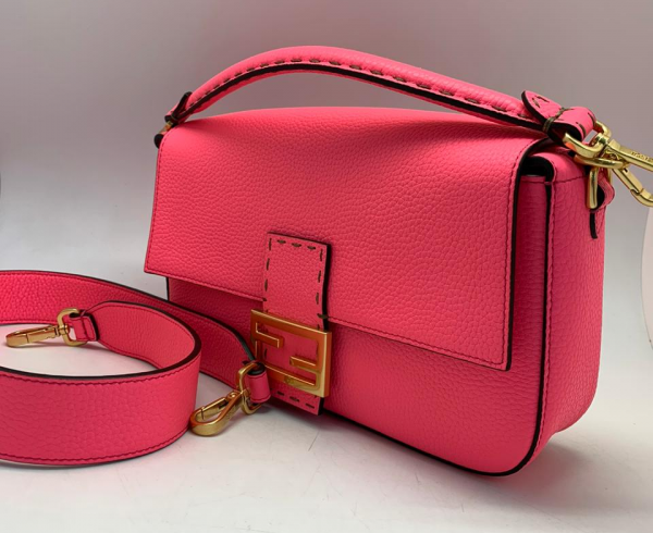 Женская сумка Fendi Baguette Medium розовая
